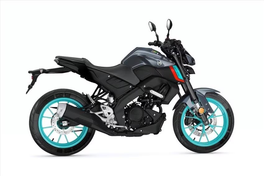 <div class='descrGalleryTitle'>Yamaha MT-125</div><div class='descrGalleryText'><p>Ultima ma solo secondo l’alfabeto la&nbsp;<a href="https://www.dueruote.it/moto-scooter/yamaha/yamaha-mt-125-abs-5494-5/">MT-125</a>. Anch’essa ispirata alle sorelle maggiori MT-07, 09 e 10, sfoggia colori audaci e un <b>frontale aggressivo</b>, che forse non piacerà a tutti. Il telaio, come da tradizione Yamaha, è un perimetrale di tipo Deltabox, abbinato a una forcella rovesciata e ad un mono ammortizzatore con leveraggio progressivo. Buono il dato del <b>peso con il pieno: 140 kg</b>. Il prezzo è tra i più alti, secondo solo a KTM e Husqvarna: 5.499 euro.</p>
</div>
